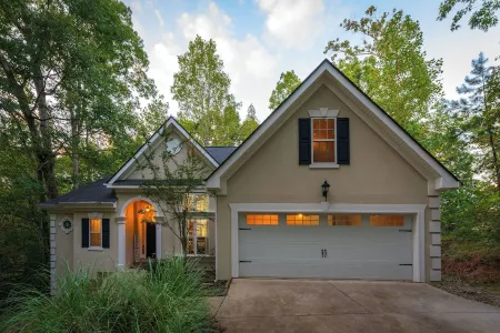 House on Lake Lanier with Dock and King Bd,10min from restaurants