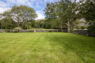 Hen Stabl - A charming 18th century stone character stables conversion Hotels near Shell Island