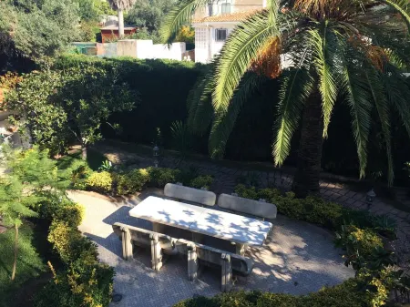 Beautiful detached villa set in lush  gardens, large private pool, sleeps 6 Отели рядом с достопримечательностью «Torreta Mariola»