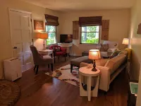 Ridgetop Retreat! 16 miles from Nashville. Quiet property on a dead end street.