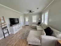 The Cardinal Cottage: Charming 1930s Restored Farmhouse In the Heart of Webster