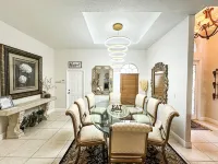 Aura Palms - Elegant 5Br Retreat with Pool & Hot Tub - 4-Star