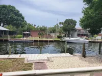 Relaxing retreat on the water-10 minutes to Gulf and Springs!