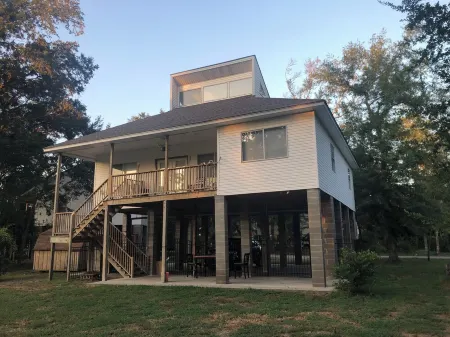 Enjoy a stay at this quaint 3 bedroom 2 bath home near downtown Mandeville. Отели в г. Мандевилл