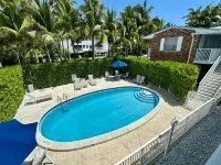Charming Cozy Apt - Walk to Beach - Pool - Key Biscayne
