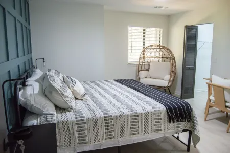 Newly Renovated Townhome near Marietta Square, 2 King Beds Отели в г. Мариетта