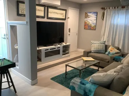 The Art Home. Steps to the Sand in Newport Beach Отели рядом с достопримечательностью «Ньюпорт-Бич»