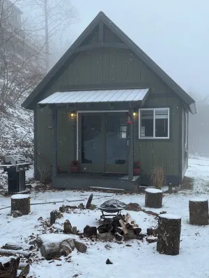 Cozy Cabin. One Room Cabin with Loft. Great Sunsets & River View Before Spring!
