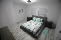 Ultra Private Newly Remodeled House with a Brand New Pool/Spa