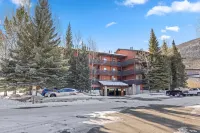 Hirvi Kota - Mountainside Corner Unit Condo