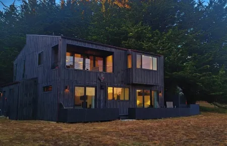 New 3Br/3Bath Ocean Views 2-Min Walk to Bluff Trail Close to Town