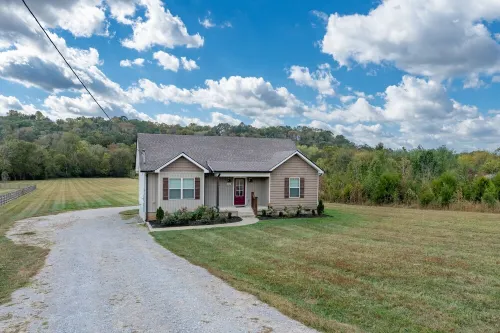 Charming Cottage located 15 minutes from Columbia, TN