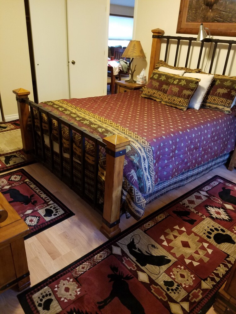 Stunning 3 bedroom/2bath with huge deck! Hotels in Soldotna