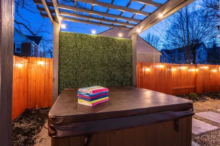 Outdoor Oasis-New 4 BR w/PuttPutt, Hottub, Firepit