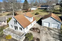 Edgewater Escape Hotels in Harbor Hills