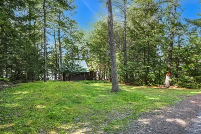 Quintessential Maine cabin w/ private waterfront