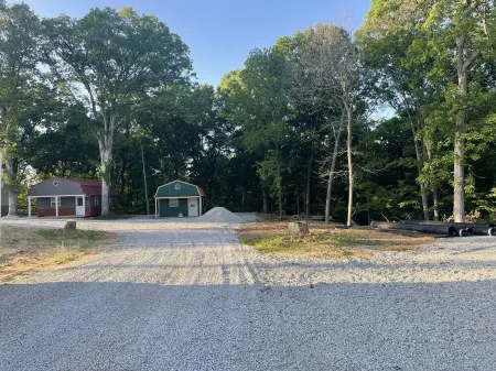 Blue Cabin in the woods close to Whiteman AF Base and Univ. of Central Missouri Отели в г. Johnson County