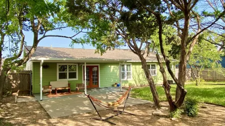 New Charming Private Oasis near Community Pool and Park in NW Austin Отели в г. Сидар Парк