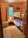 Knotty pine log cabin - boating, fishing, ATV trails and hiking!