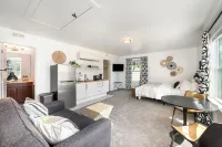 Stylish 1BR Guesthouse w/ Attached Garage ~2 Miles from Uptown Charlotte