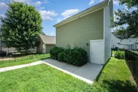 Stylish 1BR Guesthouse w/ Attached Garage ~2 Miles from Uptown Charlotte