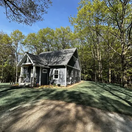 Luxury house, covered patio, private fire pit patio. Pontoon rental available