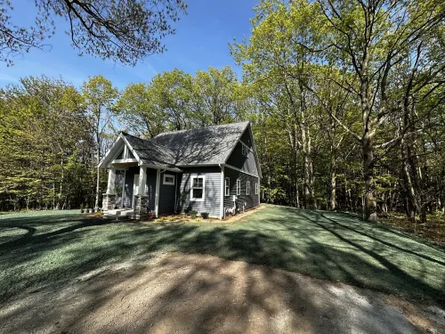 Luxury house, covered patio, private fire pit patio. Pontoon rental available