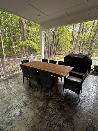 Luxury house, covered patio, private fire pit patio. Pontoon rental available