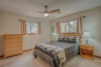Charming Innsbrook Village condo, FREE Golf, Pickleball, Tennis, Pool, Fishing!