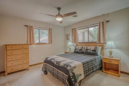 Charming Innsbrook Village condo, FREE Golf, Pickleball, Tennis, Pool, Fishing! Отели рядом с достопримечательностью «Moon Mountain»