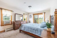 Spacious Family Retreat on 10 Acres! 9 Bedrooms - in-Ground Pool, Hottub, Sauna!
