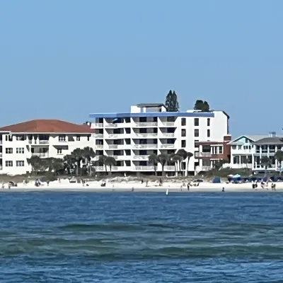 Stunning Beach Views from Balcony in Upscale Beachfront Condo with Pool and Spa 마데이라비치 호텔