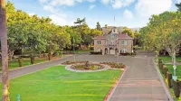 Sonoma Bungalow Studio Suite 6 is located just steps from Historic Sonoma Plaza