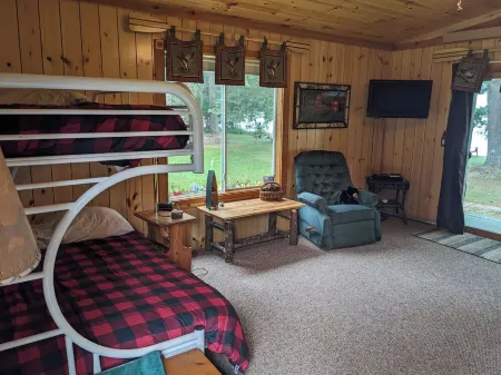Cabin on Soo Lake.  Enjoy the views of the lake 66' from water's edge. Отели в г. Элк