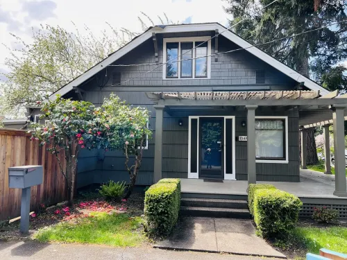 3 bedroom & 1 bath home, close to everything in Eugene