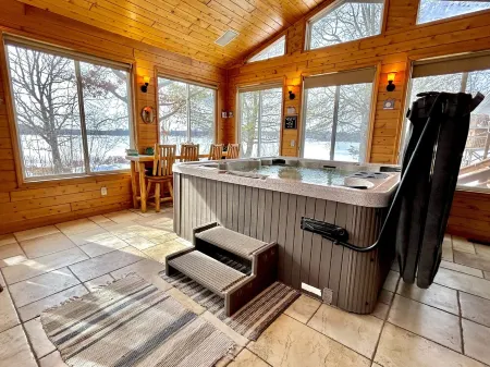 Stunning Lakehouse with hot tub & tree house