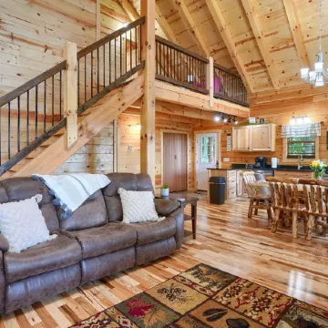 Beautiful ,spacious log cabin. Close to all the attractions in the Hocking Hills