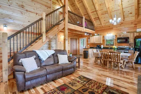 Beautiful ,spacious log cabin. Close to all the attractions in the Hocking Hills