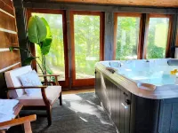 Taurina Cabin-Nestled in nature and tranquility.New updated indoor hot tub.