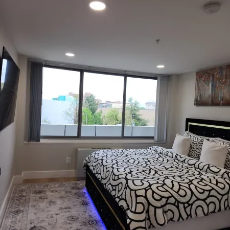 Cozy King suite at the Heart of Towson.