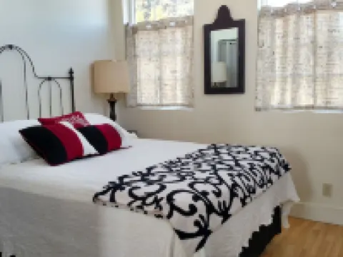 The Library Suite with over 3000 books707) 786-7014 Hoteles en Ferndale