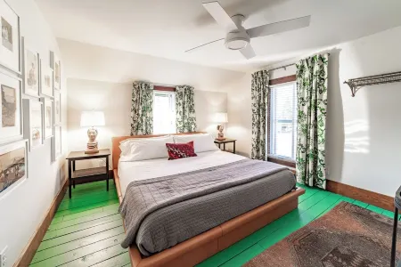 Irish Spring in Three Oaks Отели в г. Три Окс