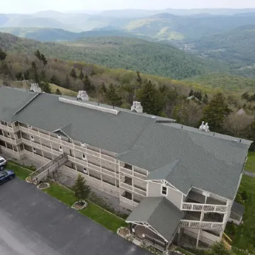 5 min walk to village and slopes! Peaceful 3 BR 2 Bath retreat