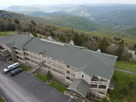 5 min walk to village and slopes! Peaceful 3 BR 2 Bath retreat