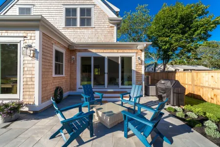 New 4-bedroom House with Swimming Pool–Just a 10-minute Walk to Town