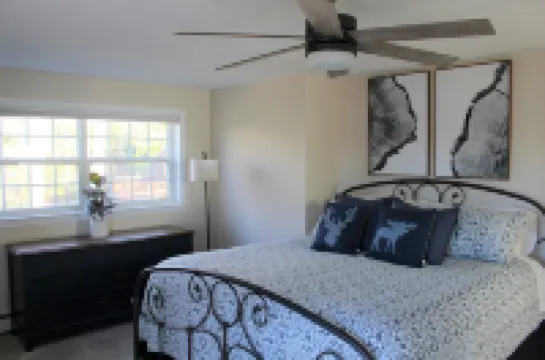 Beautiful, Fully Renovated Shellcamp Lake NH Home with private dock Hotels in Gilmanton