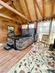 Fox Den Cabin Sleeps up to 18 ADA Compliant main floor w/ Hot Tub - Hytter