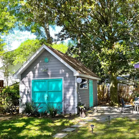 Unique Zen Tiny House 2 mi to Beach ~ Free Bikes! Minutes to Historic Charleston