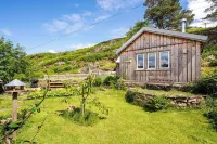 The Birdhouse - a luxurious cottage with log burner in the Highlands Hotels in Strathcarron