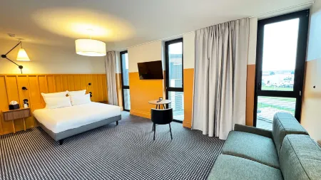 Kyriad Prestige Compiegne Отели рядом с достопримечательностью «Парк Сонжон»